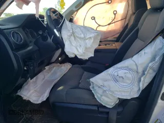 2015 Toyota Tundra SR z VIN 5TFCW5F16FX019046, wystawiony jako Copart lot #57388105 z przebiegiem 123 122 mil mil oraz Szkoda całkowita • Salvage title. Historia ofert i sprzedaży dostępna na DreamBid. Obrazek 7.