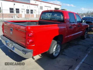 2005 Dodge Dakota SLT z VIN 1D7HE48K85S297456, wystawiony jako IAAI lot #41813718 z przebiegiem 192 229 mil mil oraz . Historia ofert i sprzedaży dostępna na DreamBid. Obrazek 4.