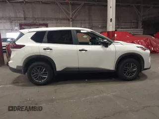 2024 Nissan Rogue S z VIN 5N1BT3AB2RC732834, wystawiony jako IAAI lot #42362033 z przebiegiem 6 642 mil mil oraz . Historia ofert i sprzedaży dostępna na DreamBid. Obrazek 14.