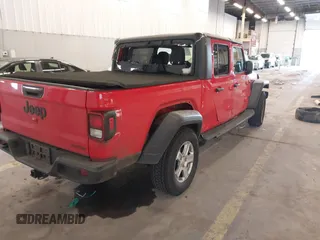 2020 Jeep Gladiator Sport S z VIN 1C6HJTAGXLL125496, wystawiony jako IAAI lot #41749633 z przebiegiem 56 203 mil mil oraz . Historia ofert i sprzedaży dostępna na DreamBid. Obrazek 4.