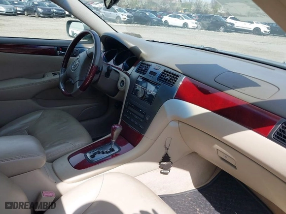 2002 Lexus ES 300 with VIN JTHBF30G820069591, listed as a IAAI auction lot 41921846 with 1 mi miles. Bid and sale history available at carsss.com. Image 5.