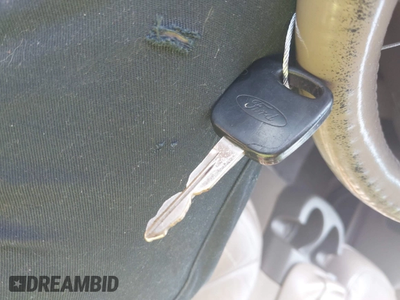 2000 Ford Excursion Limited с VIN 1FMNU42S5YED63744, выставлен на аукционе IAAI как лот 42581052 с пробегом 146 720 миль миль и . История ставок и продаж доступна на DreamBid. Изображение 11.