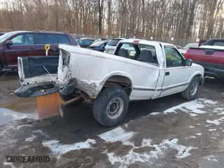 2000 Chevrolet S-10 with VIN 1GCCS144XYK151860, listed as a IAAI auction lot 41301337 with 221,237 mi miles. Bid and sale history available at carsss.com. Image 4.