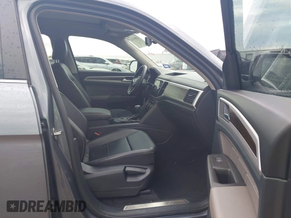 2022 Volkswagen Atlas SE z VIN 1V2JR2CA4NC529787, wystawiony jako IAAI lot #42051211 z przebiegiem 55 787 mil mil oraz . Historia ofert i sprzedaży dostępna na DreamBid. Obrazek 5.