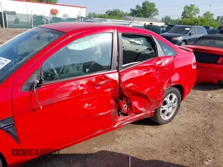 2008 Ford Focus SE z VIN 1FAHP35N08W192703, wystawiony jako IAAI lot #42280619 z przebiegiem 119 636 mil mil oraz . Historia ofert i sprzedaży dostępna na DreamBid. Obrazek 6.