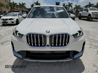 2025 BMW X1 xDrive28i z VIN WBX73EF01S5241553, wystawiony jako Copart lot #54432265 z przebiegiem 489 mil mil oraz Szkody całkowita. Historia ofert i sprzedaży dostępna na DreamBid. Obrazek 5.