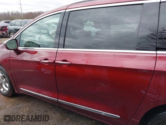 2018 Chrysler Pacifica Limited z VIN 2C4RC1GG3JR171887, wystawiony jako IAAI lot #41734542 z przebiegiem 116 041 mil mil oraz . Historia ofert i sprzedaży dostępna na DreamBid. Obrazek 14.
