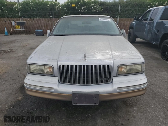 1996 Lincoln Town Car Signature z VIN 1LNLM82W7TY700245, wystawiony jako Copart lot #68186004 z przebiegiem 134 509 mil mil oraz Czysty tytuł • Clean title. Historia ofert i sprzedaży dostępna na DreamBid. Obrazek 5.
