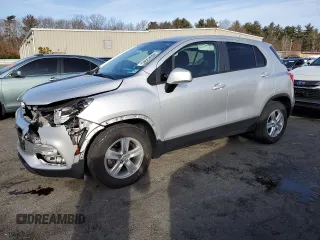 2022 Chevrolet Trax LS z VIN KL7CJKSM2NB527908, wystawiony jako Copart lot #48649445 z przebiegiem 48 229 mil mil oraz Szkoda całkowita • Salvage title. Historia ofert i sprzedaży dostępna na DreamBid. Obrazek 1.