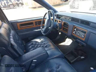 1988 Cadillac Fleetwood z VIN 1G6CB5152J4228237, wystawiony jako IAAI lot #42232983 z przebiegiem Nie podano mil oraz . Historia ofert i sprzedaży dostępna na DreamBid. Obrazek 5.