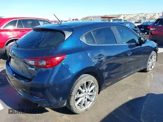2018 Mazda 3 Touring z VIN 3MZBN1L36JM238646, wystawiony jako IAAI lot #41376772 z przebiegiem 97 261 mil mil oraz . Historia ofert i sprzedaży dostępna na DreamBid. Obrazek 4.