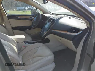 2015 Lincoln MKC z VIN 5LMCJ1A93FUJ26649, wystawiony jako IAAI lot #41832976 z przebiegiem 215 692 mil mil oraz . Historia ofert i sprzedaży dostępna na DreamBid. Obrazek 5.