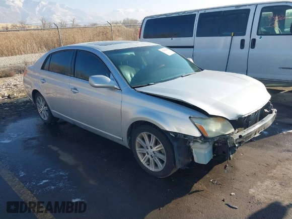 2005 Toyota Avalon XL z VIN 4T1BK36B75U044022, wystawiony jako IAAI lot #41330241 z przebiegiem 196 362 mil mil oraz . Historia ofert i sprzedaży dostępna na DreamBid. Obrazek 1.