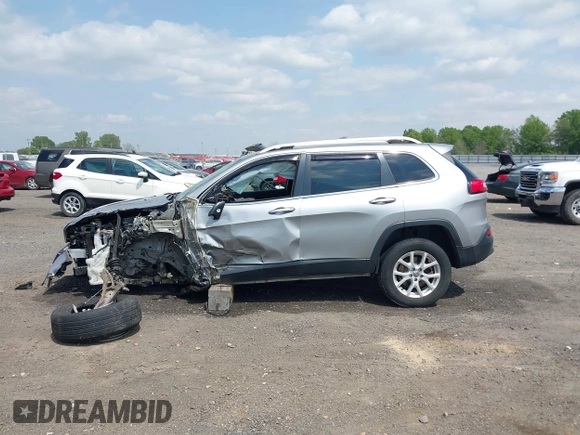 2016 Jeep Cherokee Latitude with VIN 1C4PJMCS2GW267423, listed as a IAAI auction lot 42018980 with 183,941 mi miles. Bid and sale history available at carsss.com. Image 14.