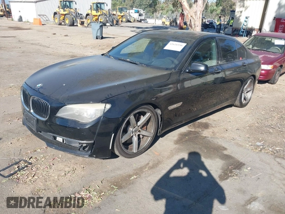 2012 BMW 7 Series 750i z VIN WBAKA8C52CDX01483, wystawiony jako IAAI lot #42626956 z przebiegiem 168 729 mil mil oraz . Historia ofert i sprzedaży dostępna na DreamBid. Obrazek 2.