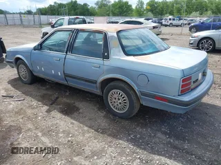 1991 Oldsmobile Cutlass Ciera z VIN 1G3AM54N3M6309525, wystawiony jako IAAI lot #42261904 z przebiegiem 121 774 mil mil oraz . Historia ofert i sprzedaży dostępna na DreamBid. Obrazek 3.