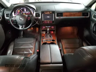 2012 Volkswagen Touareg Lux z VIN WVGEF9BP2CD010105, wystawiony jako Copart lot #52517015 z przebiegiem 74 279 mil mil oraz Szkoda całkowita • Salvage title. Historia ofert i sprzedaży dostępna na DreamBid. Obrazek 8.