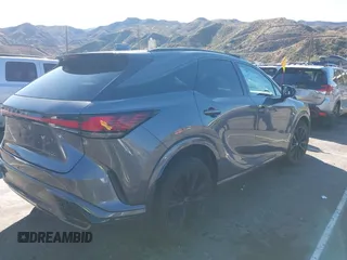2023 Lexus RX 500h F Sport Performance z VIN 2T2BCMEA7PC007404, wystawiony jako IAAI lot #41742364 z przebiegiem 9 667 mil mil oraz . Historia ofert i sprzedaży dostępna na DreamBid. Obrazek 4.
