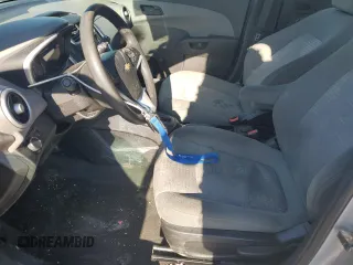 2020 Chevrolet Sonic LT z VIN 1G1JG6SB2L4115299, wystawiony jako Copart lot #41826735 z przebiegiem 120 280 mil mil oraz Szkoda całkowita • Salvage title. Historia ofert i sprzedaży dostępna na DreamBid. Obrazek 7.