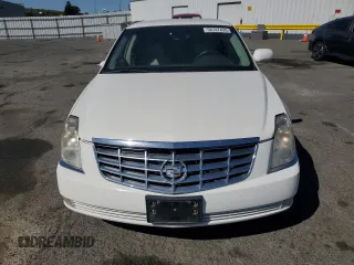 2010 Cadillac DTS 1SA z VIN 1G6KA5EY4AU118180, wystawiony jako Copart lot #58747435 z przebiegiem 59 289 mil mil oraz Szkoda całkowita • Salvage title. Historia ofert i sprzedaży dostępna na DreamBid. Obrazek 5.