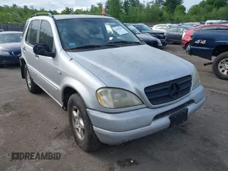 1999 Mercedes-Benz M 320/430/500 z VIN 4JGAB54E7XA066742, wystawiony jako IAAI lot #42359484 z przebiegiem 192 918 mil mil oraz . Historia ofert i sprzedaży dostępna na DreamBid. Obrazek 1.