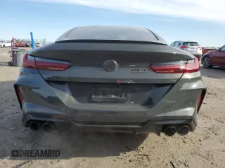 2020 BMW M8 z VIN WBSAE0C02LCE87525, wystawiony jako Copart lot #47259455 z przebiegiem 54 367 mil mil oraz Szkody całkowita. Historia ofert i sprzedaży dostępna na DreamBid. Obrazek 6.