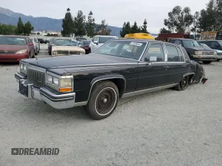 1984 Cadillac Fleetwood Brougham z VIN 1G6AW6989E9036452, wystawiony jako Copart lot #77039844 z przebiegiem 23 337 mil mil oraz Szkoda całkowita • Salvage title. Historia ofert i sprzedaży dostępna na DreamBid. Obrazek 1.