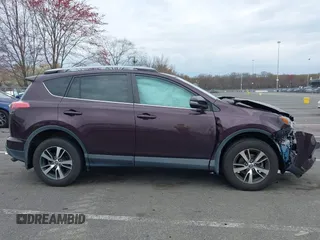2018 Toyota RAV4 XLE with VIN 2T3RFREV5JW811742, listed as a IAAI auction lot 42030276 with 58,034 mi miles. Bid and sale history available at carsss.com. Image 13.