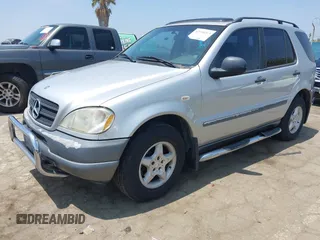 1998 Mercedes-Benz M 320/430/500 z VIN 4JGAB54E3WA045658, wystawiony jako IAAI lot #42150213 z przebiegiem 189 202 mil mil oraz . Historia ofert i sprzedaży dostępna na DreamBid. Obrazek 2.