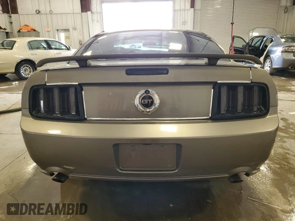 2005 Ford Mustang GT Deluxe z VIN 1ZVHT82H555100792, wystawiony jako Copart lot #57918045 z przebiegiem 130 677 mil mil oraz Czysty tytuł • Clean title. Historia ofert i sprzedaży dostępna na DreamBid. Obrazek 6.