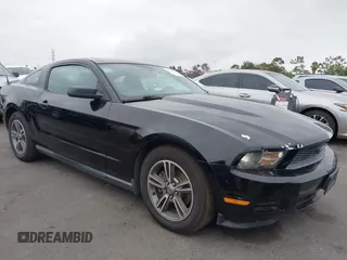 2012 Ford Mustang Premium z VIN 1ZVBP8AM9C5273477, wystawiony jako IAAI lot #42795526 z przebiegiem 111 438 mil mil oraz . Historia ofert i sprzedaży dostępna na DreamBid. Obrazek 1.