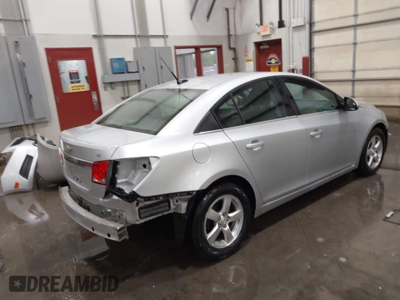 2014 Chevrolet Cruze 1LT z VIN 1G1PC5SB8E7117110, wystawiony jako IAAI lot #42224375 z przebiegiem 81 921 mil mil oraz . Historia ofert i sprzedaży dostępna na DreamBid. Obrazek 4.