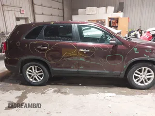 2014 Kia Sorento LX z VIN 5XYKT3A63EG429977, wystawiony jako IAAI lot #41537822 z przebiegiem 121 423 mil mil oraz . Historia ofert i sprzedaży dostępna na DreamBid. Obrazek 13.