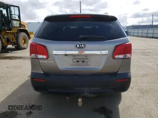 2013 Kia Sorento EX z VIN 5XYKUDA21DG411766, wystawiony jako Copart lot #55960765 z przebiegiem 159 584 mil mil oraz Szkoda całkowita • Salvage title. Historia ofert i sprzedaży dostępna na DreamBid. Obrazek 6.