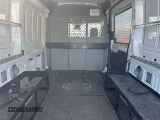 2018 Ford Transit z VIN 1FTYE1CM6JKB42352, wystawiony jako IAAI lot #42658536 z przebiegiem 82 802 mil mil oraz . Historia ofert i sprzedaży dostępna na DreamBid. Obrazek 5.