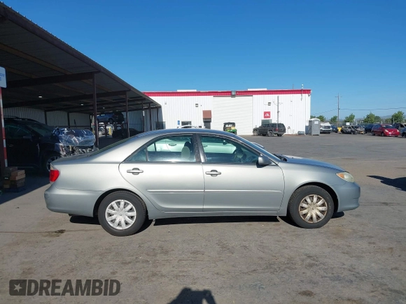 2005 Toyota Camry LE z VIN 4T1BE30K65U543152, wystawiony jako IAAI lot #42183864 z przebiegiem 228 285 mil mil oraz . Historia ofert i sprzedaży dostępna na DreamBid. Obrazek 13.