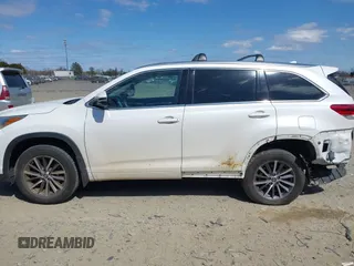 2017 Toyota Highlander XLE z VIN 5TDJZRFH4HS453655, wystawiony jako IAAI lot #41806202 z przebiegiem 152 567 mil mil oraz . Historia ofert i sprzedaży dostępna na DreamBid. Obrazek 14.