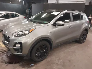 2020 Kia Sportage EX z VIN KNDPNCAC6L7696725, wystawiony jako IAAI lot #41837807 z przebiegiem 51 817 mil mil oraz . Historia ofert i sprzedaży dostępna na DreamBid. Obrazek 2.