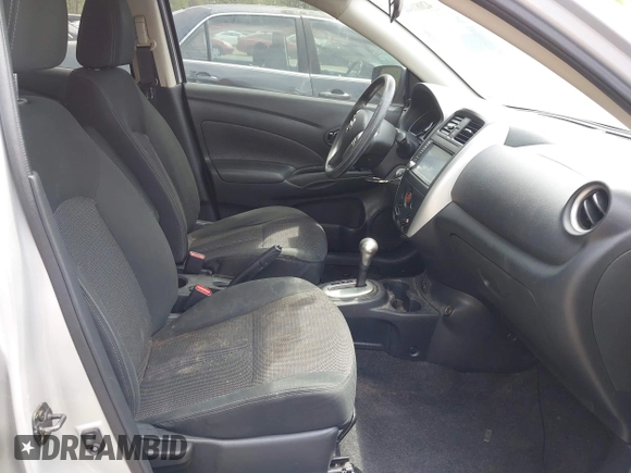 2019 Nissan Versa SV z VIN 3N1CN7AP4KL855196, wystawiony jako IAAI lot #42081644 z przebiegiem 79 527 mil mil oraz . Historia ofert i sprzedaży dostępna na DreamBid. Obrazek 5.