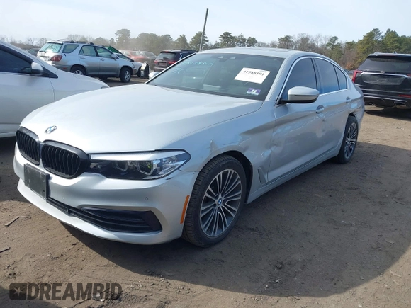 2019 BMW 5 Series 530i xDrive z VIN WBAJA7C52KWW48938, wystawiony jako IAAI lot #41588191 z przebiegiem 50 052 mil mil oraz . Historia ofert i sprzedaży dostępna na DreamBid. Obrazek 2.