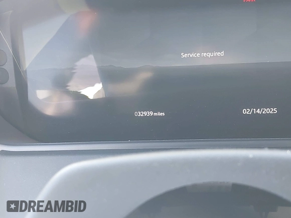 2024 Land Rover Range Rover Velar Dynamic SE with VIN SALYL2EX1RA370322, listed as a IAAI auction lot 41572336 with 32,939 mi miles and . Bid and sale history available at DreamBid. Image 7.