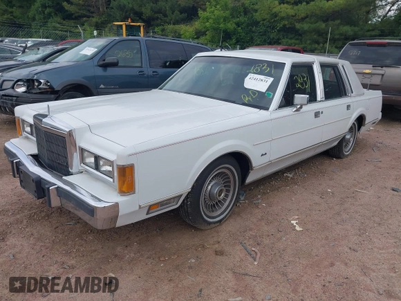 1989 Lincoln Town Car z VIN 1LNBM81F5KY813302, wystawiony jako IAAI lot #42412831 z przebiegiem 76 138 mil mil oraz . Historia ofert i sprzedaży dostępna na DreamBid. Obrazek 2.