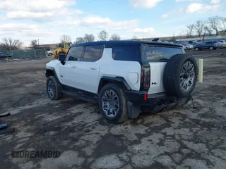 2025 GMC Hummer EV 3X with VIN 1GKB0RDC4SU101284, listed as a IAAI auction lot 41444686 with 4,548 mi miles. Bid and sale history available at carsss.com. Image 3.