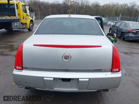 2011 Cadillac DTS Luxury Collection z VIN 1G6KD5E6XBU107790, wystawiony jako IAAI lot #41943638 z przebiegiem 150 543 mil mil oraz . Historia ofert i sprzedaży dostępna na DreamBid. Obrazek 16.