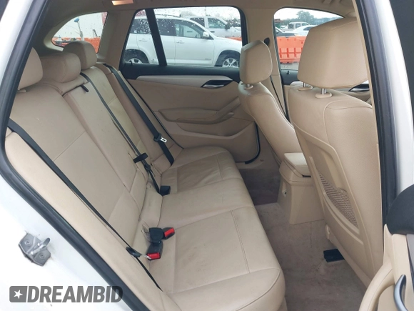 2015 BMW X1 xDrive28i z VIN WBAVL1C54FVY38101, wystawiony jako IAAI lot #41344120 z przebiegiem 130 000 mil mil oraz . Historia ofert i sprzedaży dostępna na DreamBid. Obrazek 8.