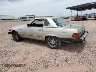 1987 Mercedes-Benz 560 SL z VIN WDBBA48D0HA061731, wystawiony jako Copart lot #56622425 z przebiegiem 121 214 mil mil oraz Czysty tytuł • Clean title. Historia ofert i sprzedaży dostępna na DreamBid. Obrazek 2.