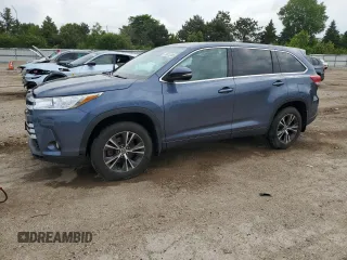2018 Toyota Highlander LE z VIN 5TDBZRFH5JS852973, wystawiony jako Copart lot #58813245 z przebiegiem 80 318 mil mil oraz Szkoda całkowita • Salvage title. Historia ofert i sprzedaży dostępna na DreamBid. Obrazek 1.