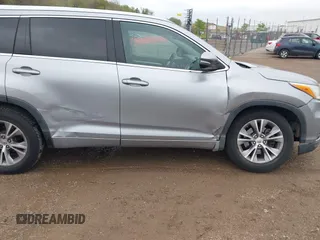 2014 Toyota Highlander XLE z VIN 5TDKKRFH1ES026437, wystawiony jako IAAI lot #42180118 z przebiegiem 150 391 mil mil oraz . Historia ofert i sprzedaży dostępna na DreamBid. Obrazek 6.