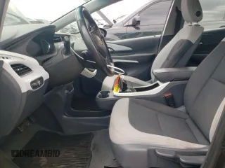 2020 Chevrolet Bolt EV LT z VIN 1G1FY6S0XL4104973, wystawiony jako Copart lot #64164424 z przebiegiem 77 341 mil mil oraz Szkody całkowita. Historia ofert i sprzedaży dostępna na DreamBid. Obrazek 7.