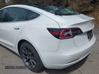 2020 Tesla Model 3 Long Range z VIN 5YJ3E1EB0LF712545, wystawiony jako IAAI lot #42198461 z przebiegiem 22 322 mil mil oraz . Historia ofert i sprzedaży dostępna na DreamBid. Obrazek 11.